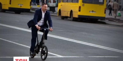 Несколько дней Виталий Кличко крутит педали центром города