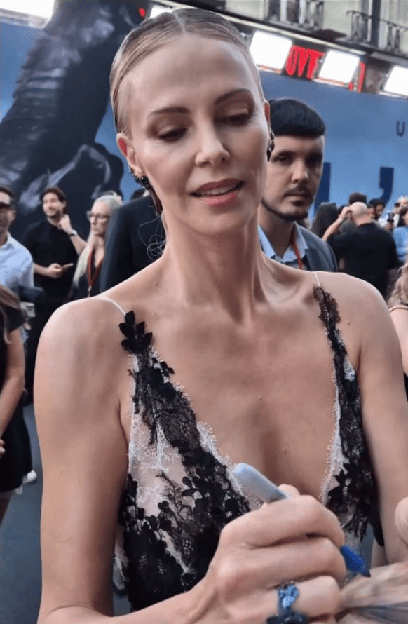 Скриншот з Шарліз Терон / © https://www.instagram.com/charlizeafrica/