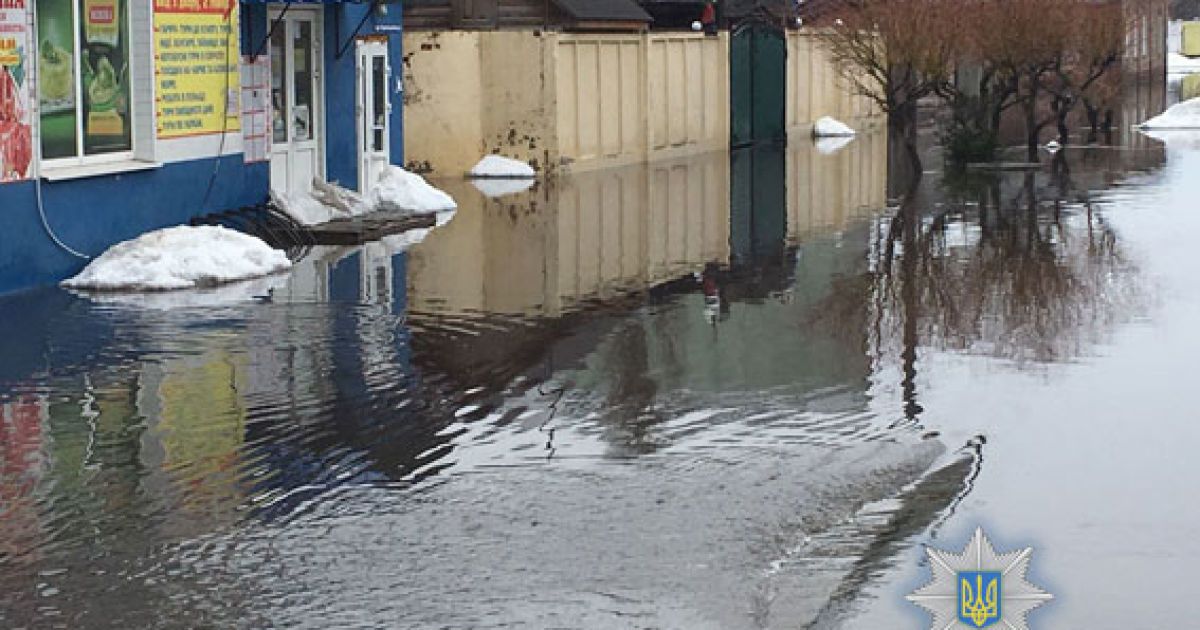 У підтопленій Охтирці зруйнували об'їзну, щоб знизити рівень води на вулицях