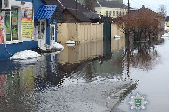 В подтопленной Ахтырке разрушили объездную, чтобы снизить уровень воды на улицах