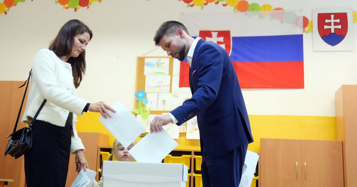 Лідер "Прогресивної Словаччини" Міхал Шимечко голосує на парламентських виборах
