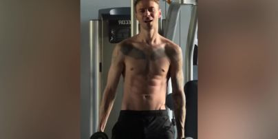 Макс Барских без рубашки показал, как тренируется в зале