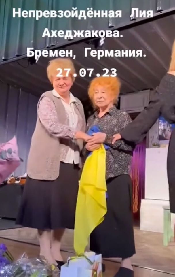 Лія Ахеджакова з прапором України / © скриншот з відео