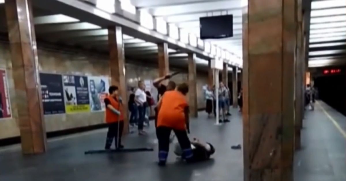У Києві поліцейський кийком відгамселив людину посеред станції метро