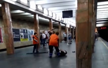 В Киеве полицейский дубинкой отделал человека посреди станции метро
