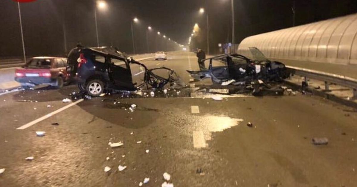 Под Киевом в ДТП автомобиль разорвало пополам. Водитель чудом остался жив