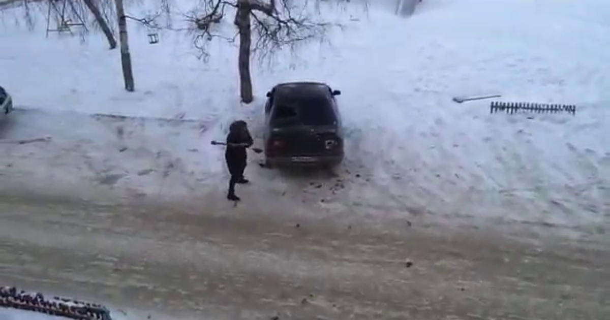 Сеть взорвало видео россиянки разбивающей кувалдой иномарку любимого