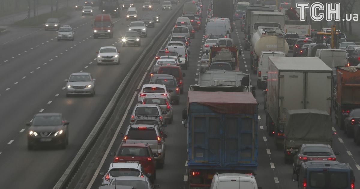 Через перевірки авто на в'їздах до Києва знову утворилися довгі затори