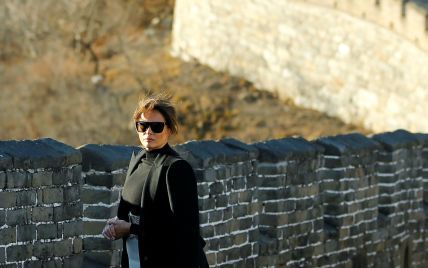В гордом одиночестве: Мелания Трамп позировала на Великой Китайской стене