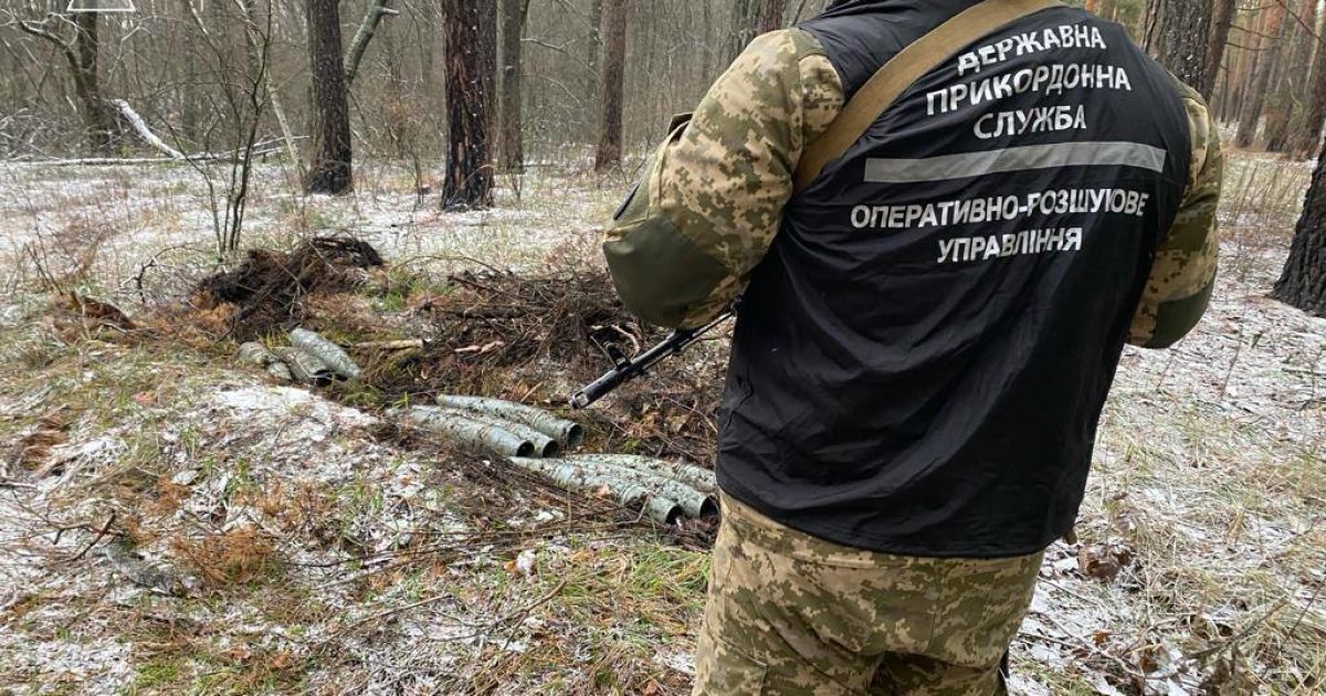 Пограничники обнаружили российский схрон с боеприпасами на Харьковщине: что в нем обнаружили (фото)