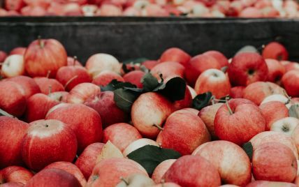 Настільки дешево востаннє було три роки тому: в Україні рекордно подешевшали яблука