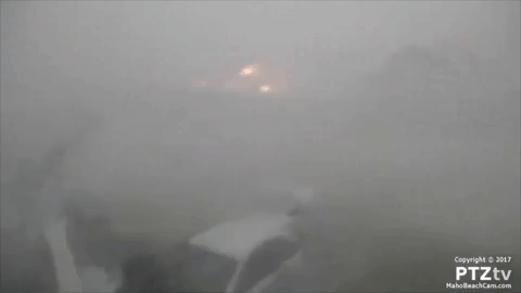 Десять загиблих, тисячі безпритульних та мільйон людей без світла. Ураган "Ірма" набирає обертів