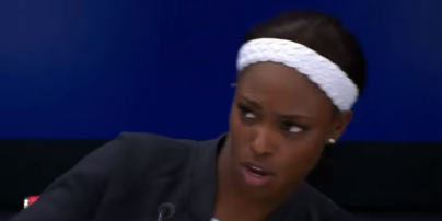 Тенісистка злякалася мухи і гепнулася зі стільця на прес-конференції