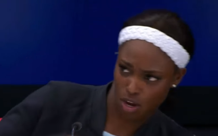 Тенісистка злякалася мухи і гепнулася зі стільця на прес-конференції