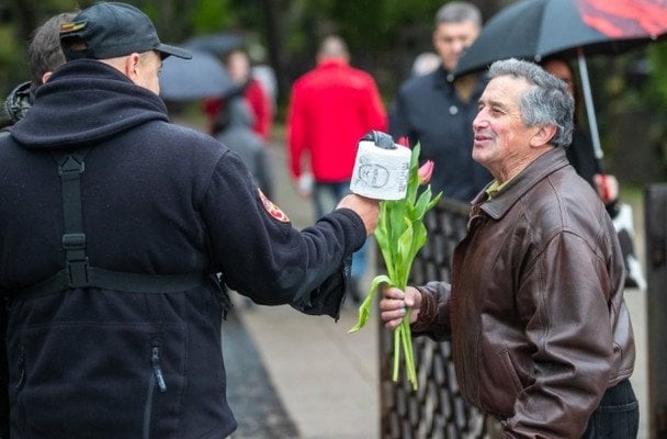 "Це для чистоти Литви": у Вільнюсі 9 травня роздавали туалетний папір з портретом Путіна