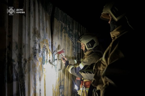 У центрі Києва хлопець упав до п’ятиметрової ями на місці археологічних розкопок / © Управління ДСНС Києва