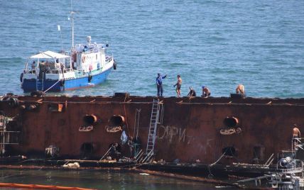 Неудачная попытка и новая утечка нефтепродуктов: ситуацию с танкером "Делфи" признано чрезвычайной