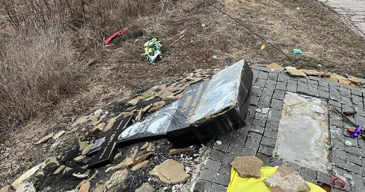 На Донбасі окупанти знищили пам’ятник Герою України Василю Сліпаку (фото)