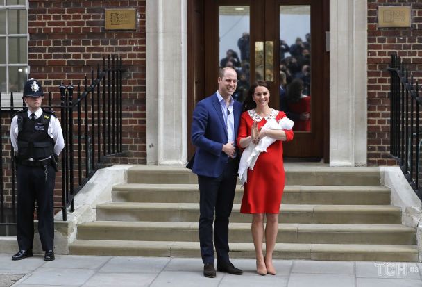 Lindo Wing, Кейт і Вільям з сином Луї / © Associated Press