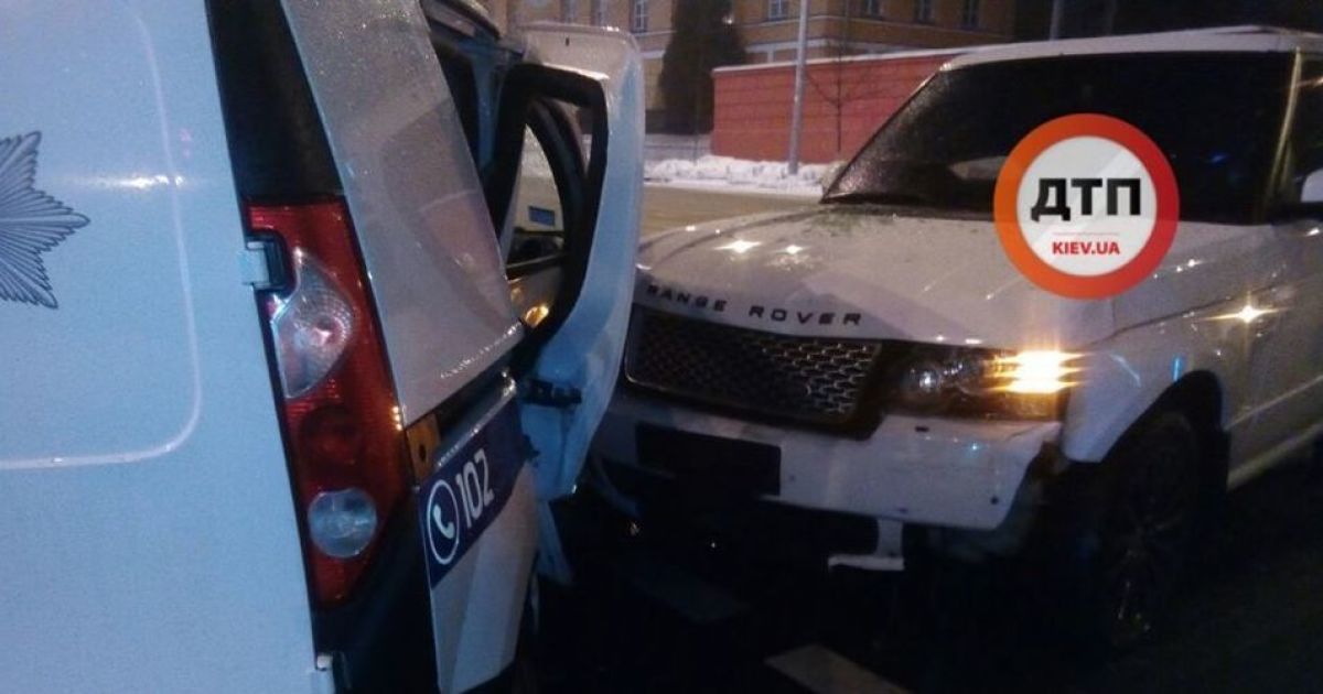 В Киеве внедорожник Range Rover на скорости разбил полицейское авто - СМИ