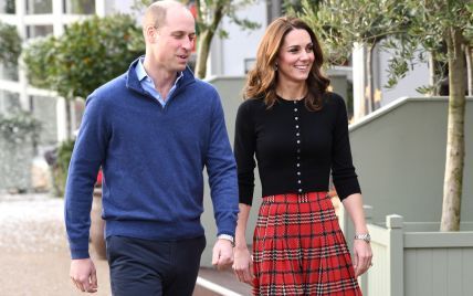 В яркой юбке и с красивой укладкой: герцогиня Кембриджская прибыла на рождественскую вечеринку