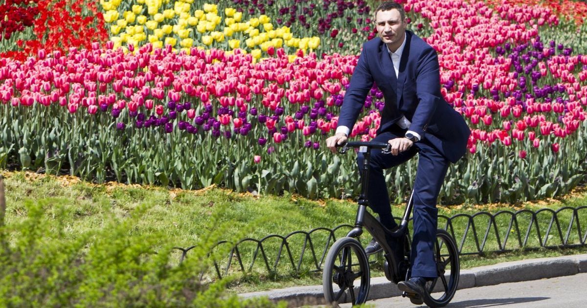 Мэр Киева Виталий Кличко посетил открытие выставки тюльпанов "Цветущие реки" на Певческом поле в Киеве. / © УНИАН