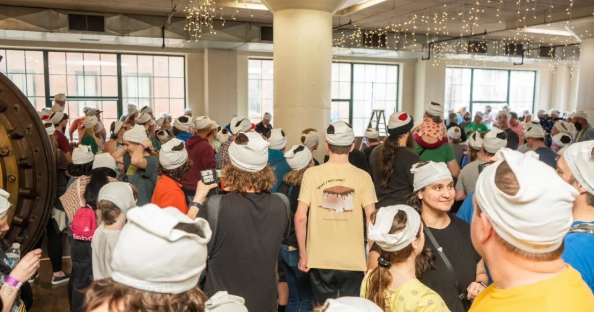 355 людей відвідали музей з трусами на голові / Фото: City Museum