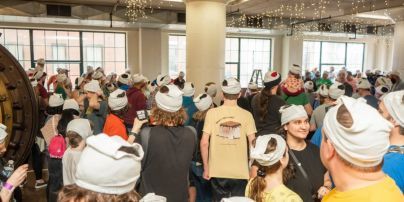 355 дорослих та дітей відвідали музей із трусами на голові: навіщо вони це зробили (фото)