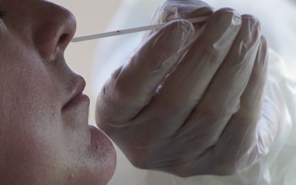 Україна отримала 100 тис. експрес-тестів на коронавірус та 200 тис. захисних масок від ОАЕ