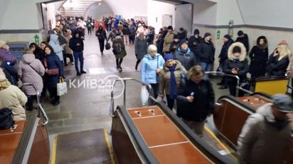 З'явилися кадри з київського метро під час ракетної атаки