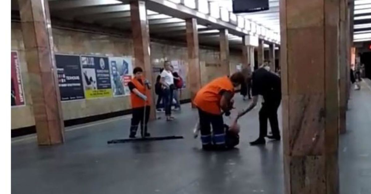 Избиение полицейским мужчину в метро