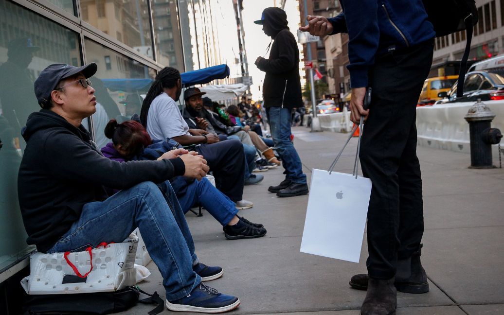 Черги за телефоном у Нью-Йорку / © Reuters