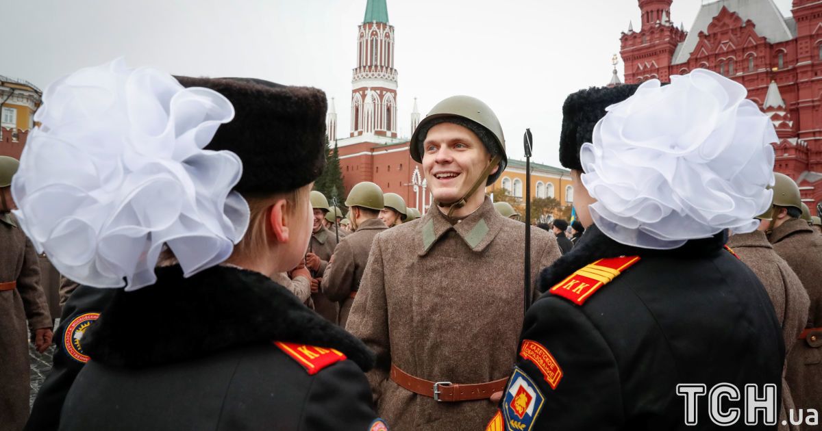Рыцари, банты и ушанки. В Москве устроили военный парад 