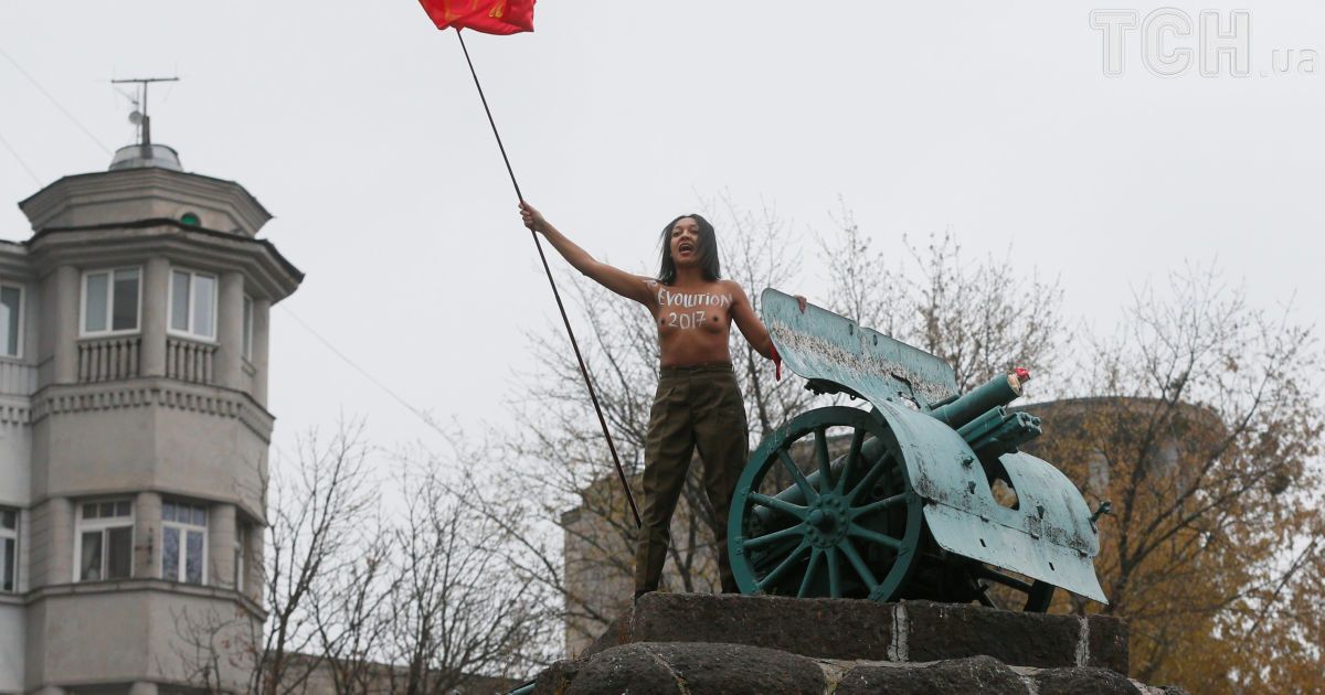 Femen на гарматі_1 / © Reuters