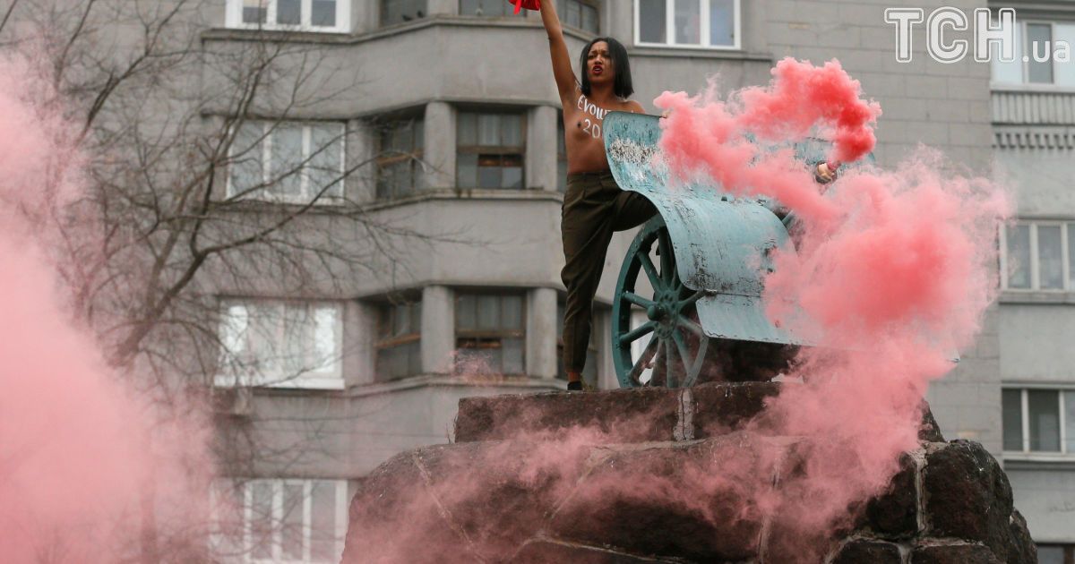 Femen на гарматі_4 / © Reuters
