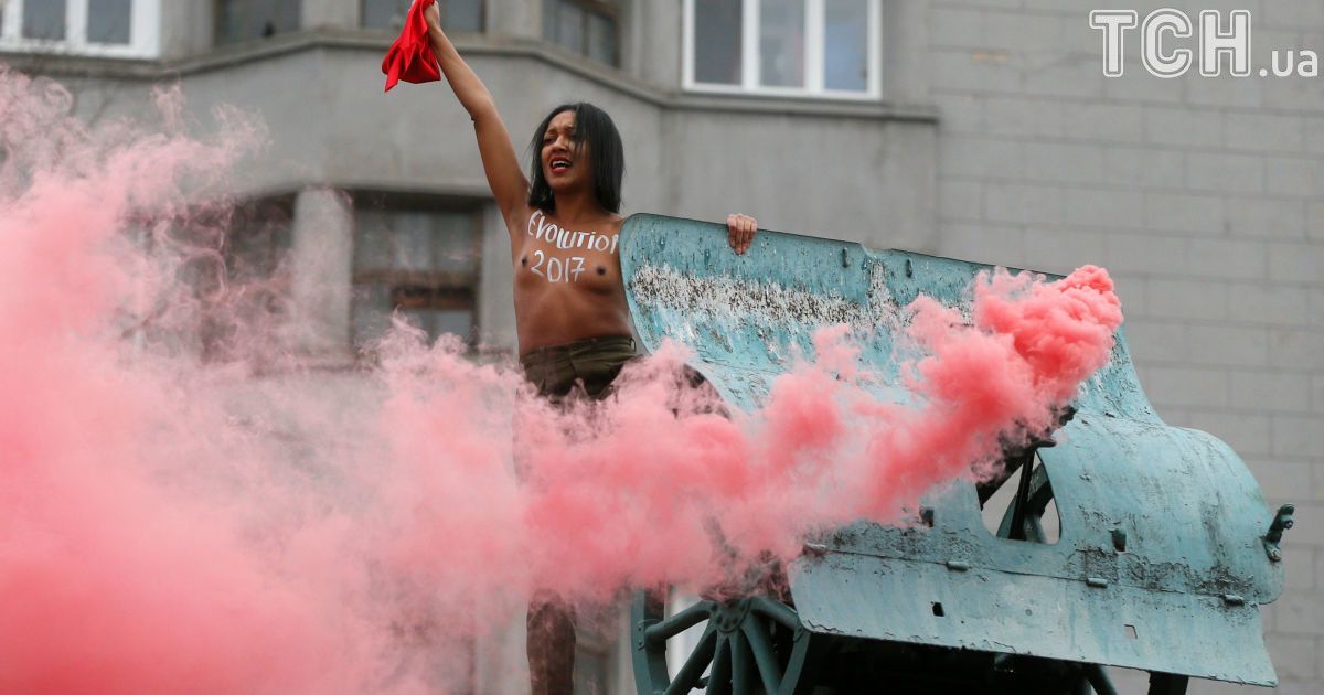 Femen на гарматі_2 / © Reuters