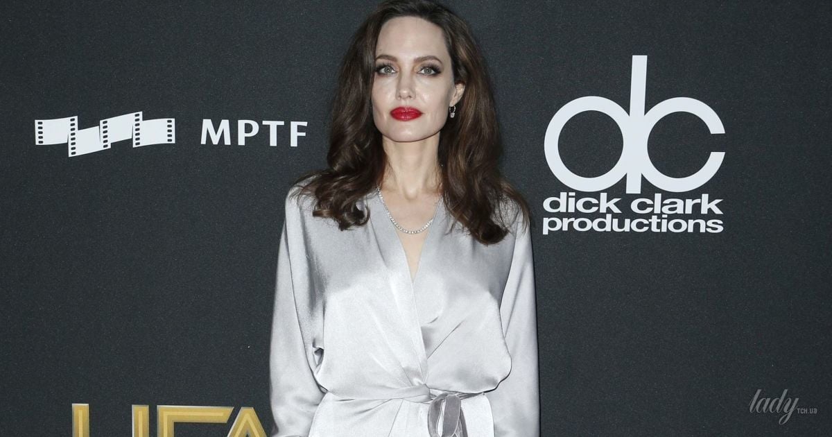Анджелина Джоли  на церемонии 21st Annual Hollywood Film Awards