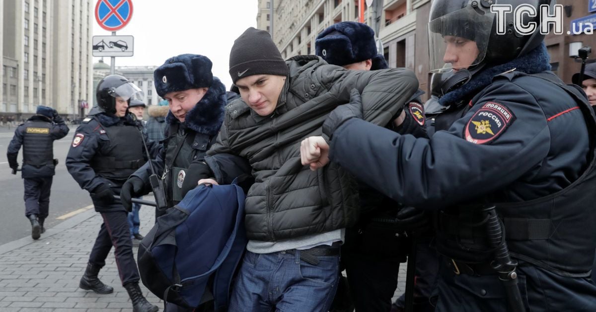 Более сотни задержанных на акциях протеста в РФ провели ночь в отделениях полиции 
