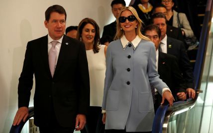 В солнцезащитных очках и балетках с бантиками: стильная Иванка Трамп в аэропорту Японии