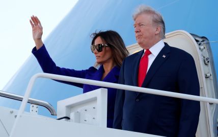 В синем пальто и лодочках: стильная Мелания Трамп прибыла с мужем на Гавайи

