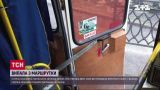 Випала з маршрутки на ходу: лікарі борються за життя жінки з Рівного