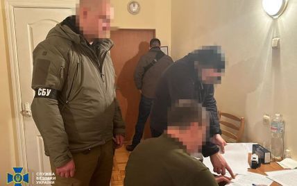 Обіцяв відкупити від армії за 5 тис доларів: СБУ спіймала на гарячому посадовця військово-лікарської комісії Міноборони
