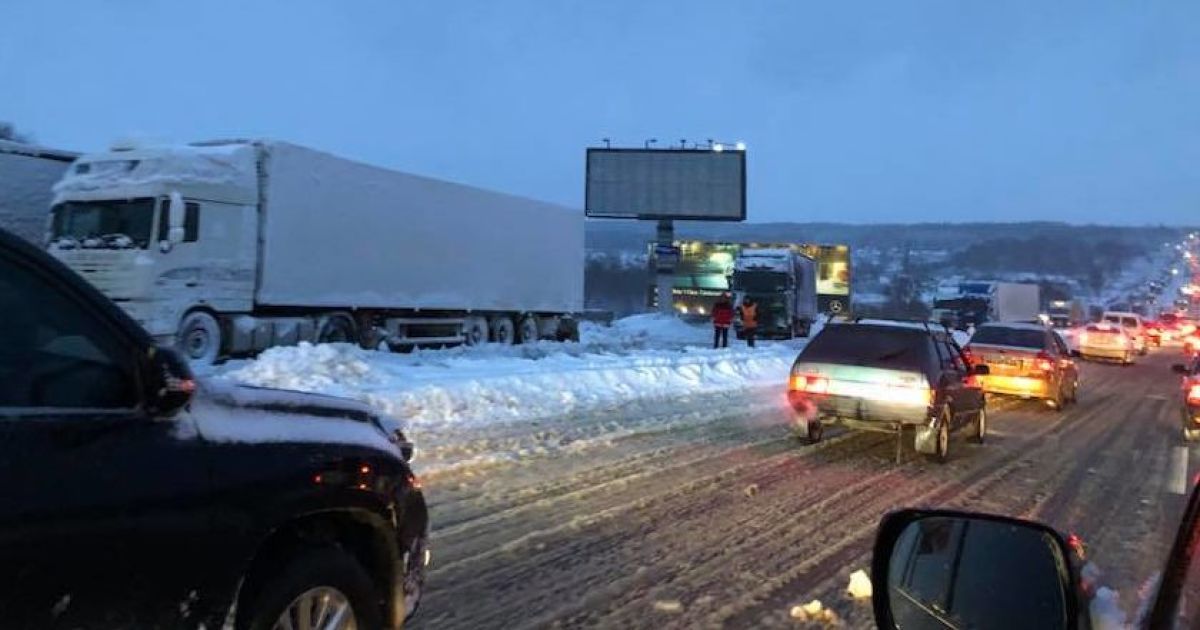 Рух на виїздах з Києва все ще ускладнений, а ось обмеження на в’їзд вантажівок вже зняли