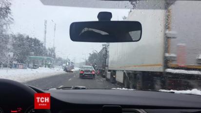 Через снігопад перед в'їздом до Києва стоять кілометрові черги вантажівок