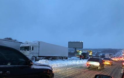 Движение на выездах из Киева все еще затруднено, а вот ограничение на въезд грузовиков уже сняли