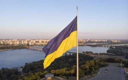 У Києві приспустили головний прапор країни: що сталося