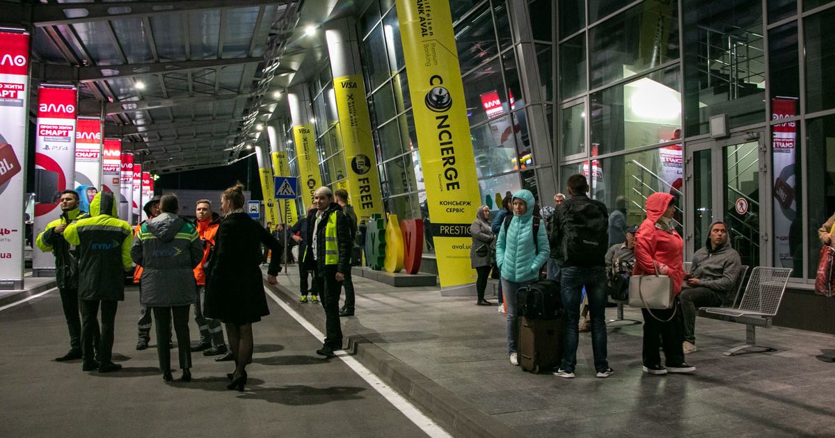 Из аэропорта "Киев" эвакуировали пассажиров и персонал из-за сообщения о минировании