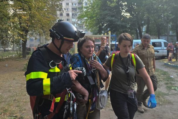 Помощь пострадавшим оказывают спасатели, полицейские, психологи ГСЧС, а также волонтеры и коммунальщики / © ГСЧС