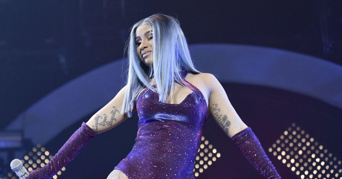 Реперка Cardi B під час палкого виступу жбурнула свою перуку у натовп