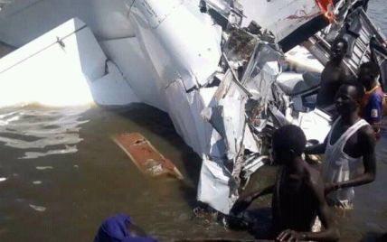 У Південному Судані літак впав у озеро - десятки загиблих